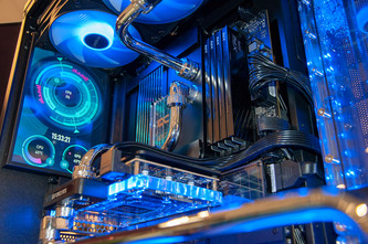Custom-Wasserkühlung mit verchromten HardTubes und Distroplate
