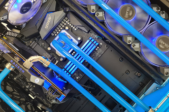 Custom-Wasserkühlung mit HardTubes, Distroplate und blauer Kühlflüssigkeit