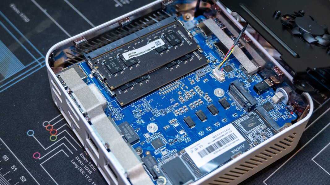 Acer Revo Mini-PC – Einblick in die aufrüstbare Hardware – © neon COMPUTER GmbH
